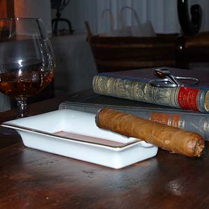 Zigarrenrauchen schafft Freundschaft front-4